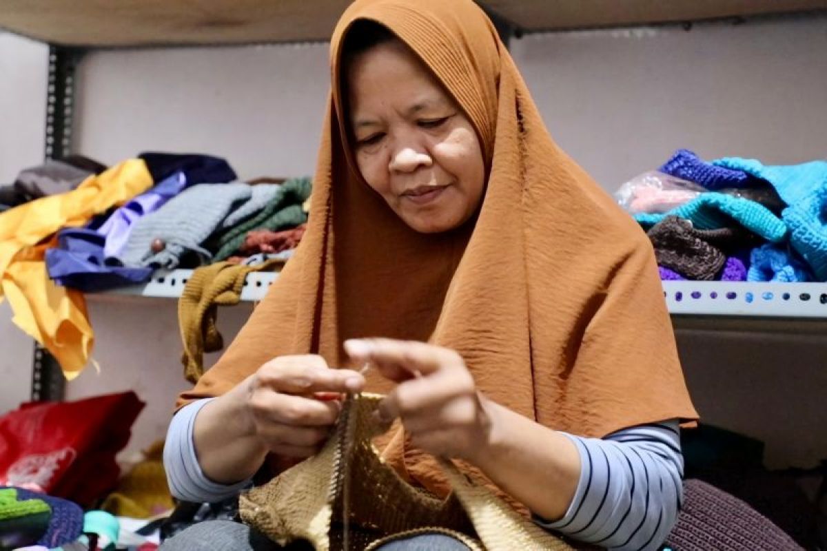 Usaha lansia pengrajin tas rajut di Bantul, DIY, peroleh bantuan