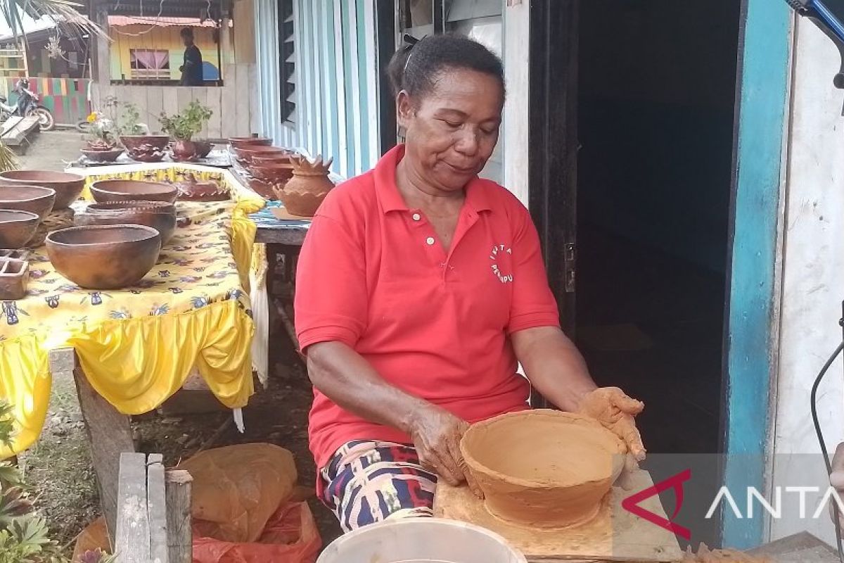 Pemkab Jayapura dorong masyarakat Abar kembangkan produk gerabah