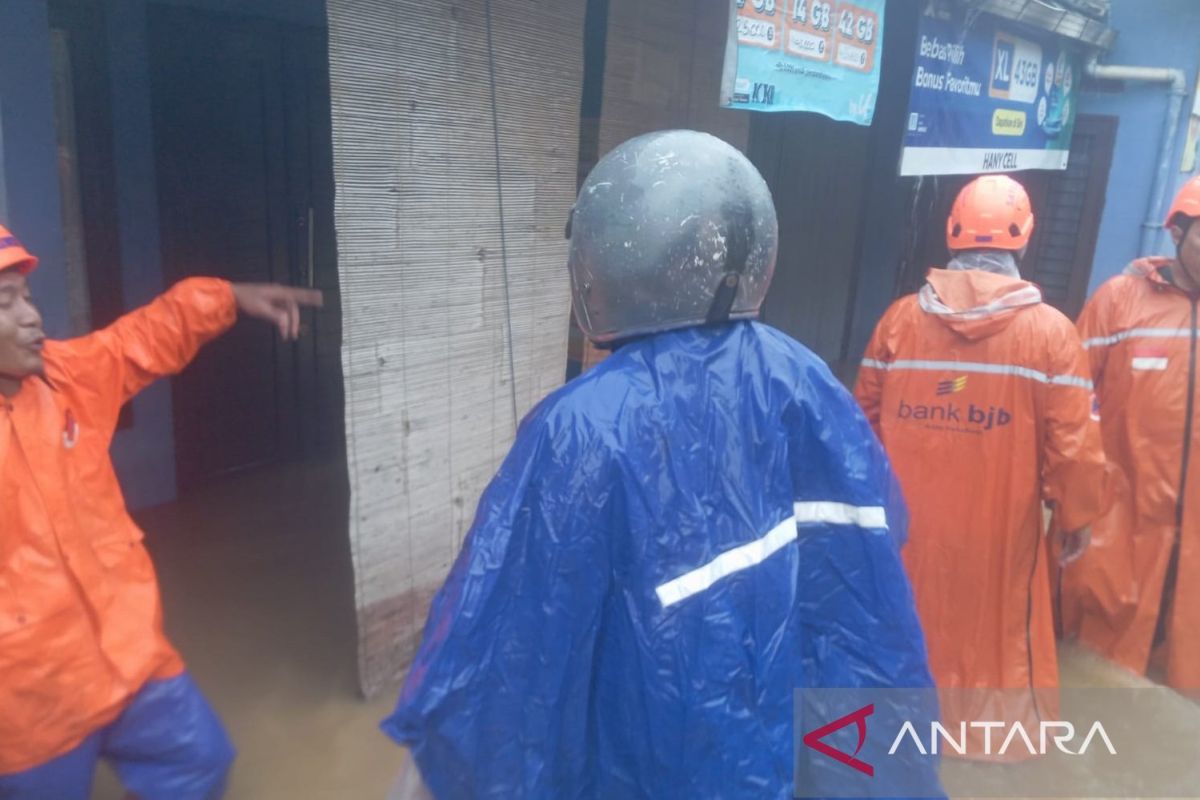 Puluhan warga di Sukabumi terdampak bencana banjir akibat hujan deras