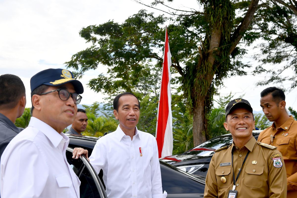 Presiden Jokowi tinjau pasar tumpah hingga RSUD di Mamasa Sulbar
