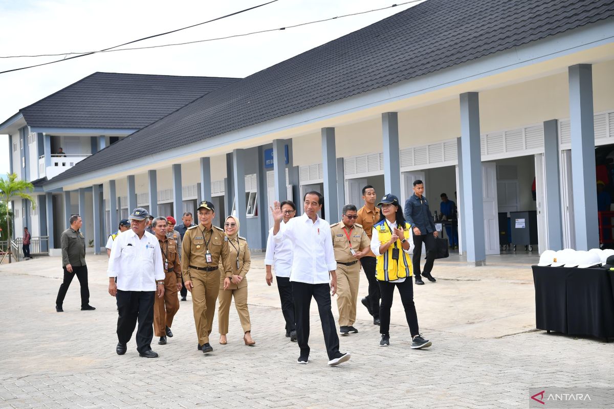 Jokowi tinjau fasilitas SMK 1 Rangas terdampak gempa Mamuju