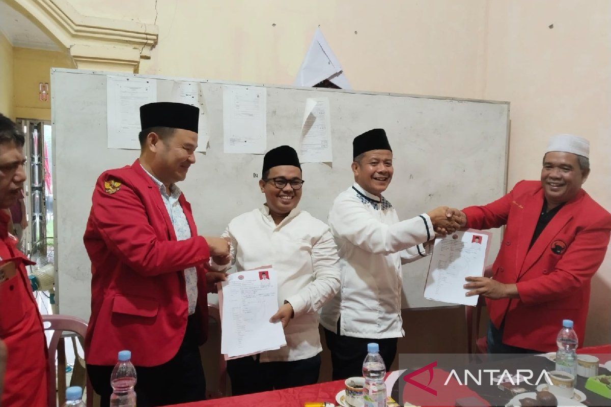 Sarmadan dan Ifdal Hasayangan mendaftar ke PDIP Palas