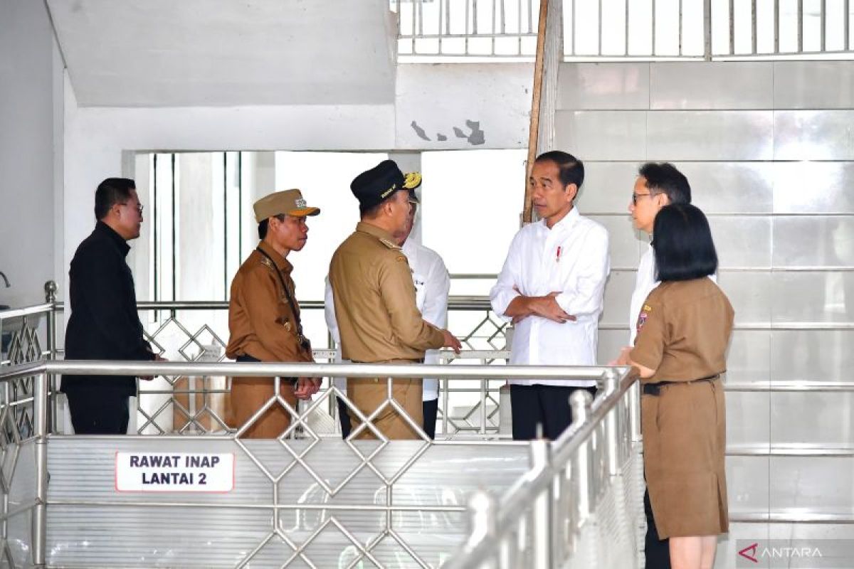 Jokowi visits Mamasa hospital to check HR, health facility