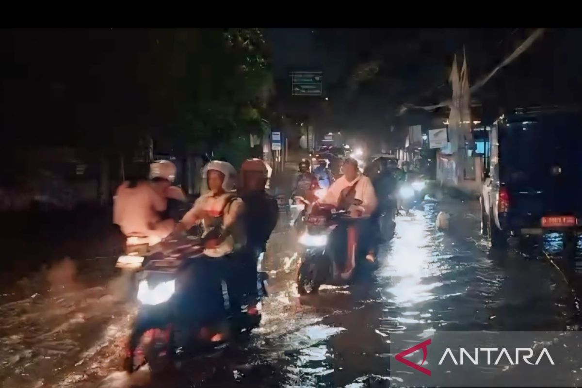 Hujan deras, Jalan Jambore Cibubur banjir hingga 30 cm