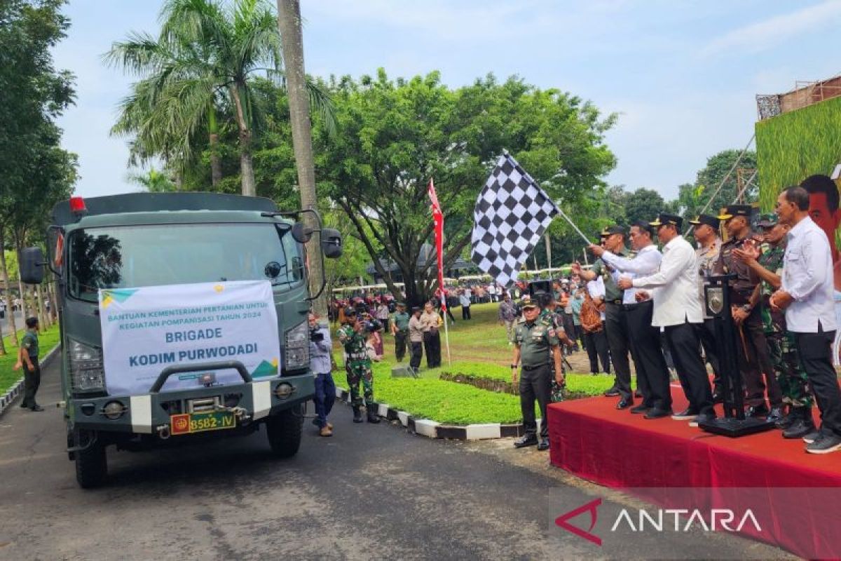 Mentan serahkan bantuan 10 ribu pompa air untuk Jawa Tengah