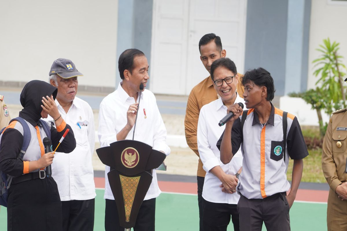 Warga antusias sambut kedatangan Presiden Joko Widodo di Sulbar