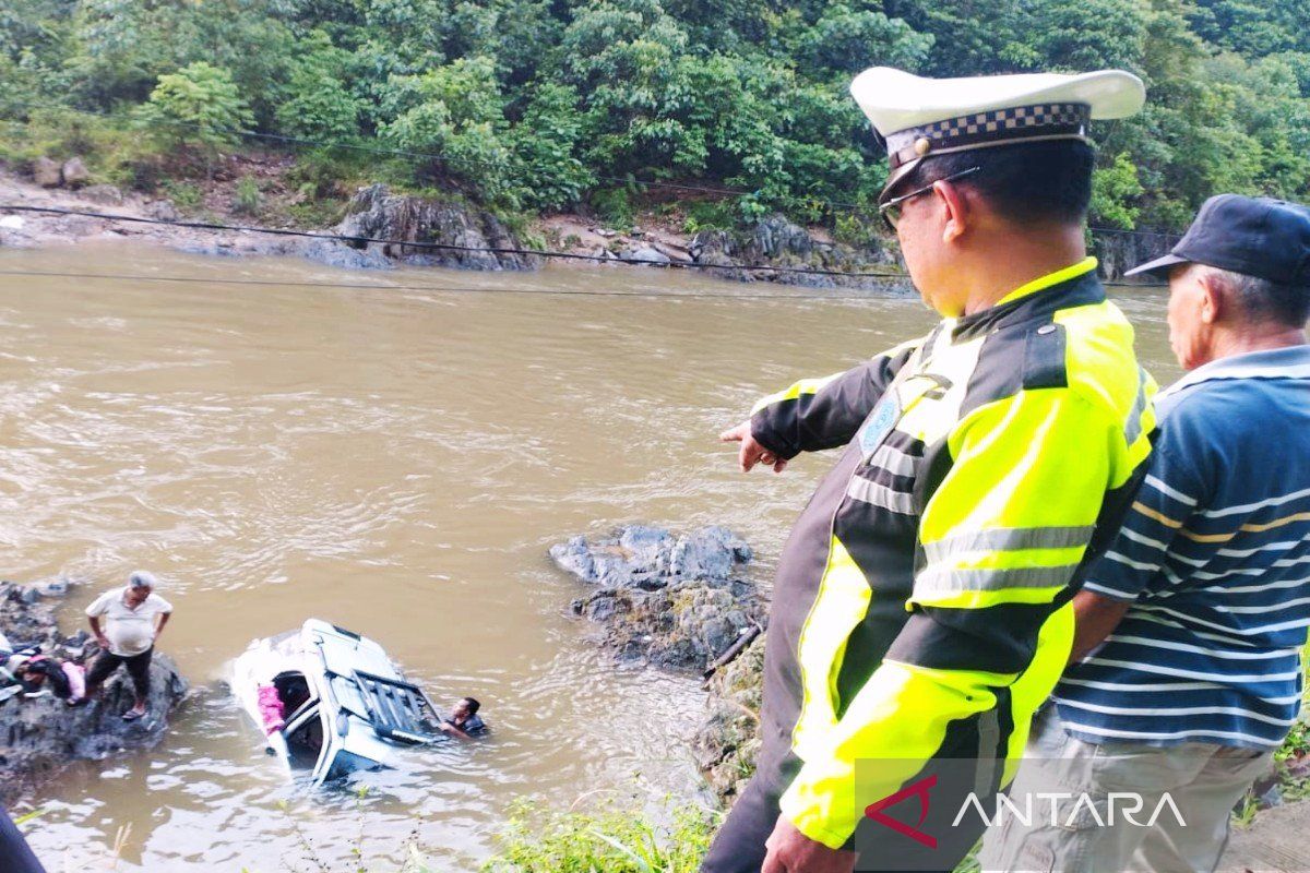 Mobil pemudik jatuh ke sungai di Mandailing Natal
