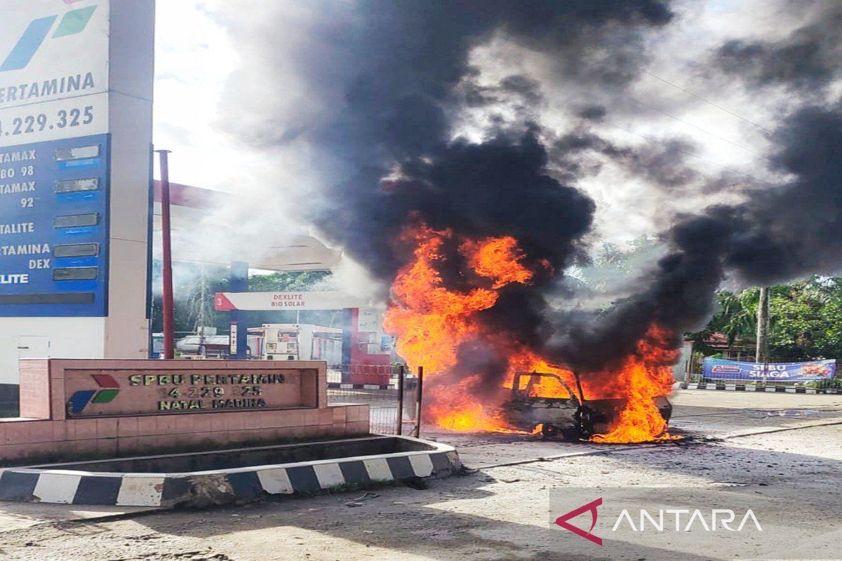 Mini bus diduga pengangkut BBM terbakar di SPBU Natal
