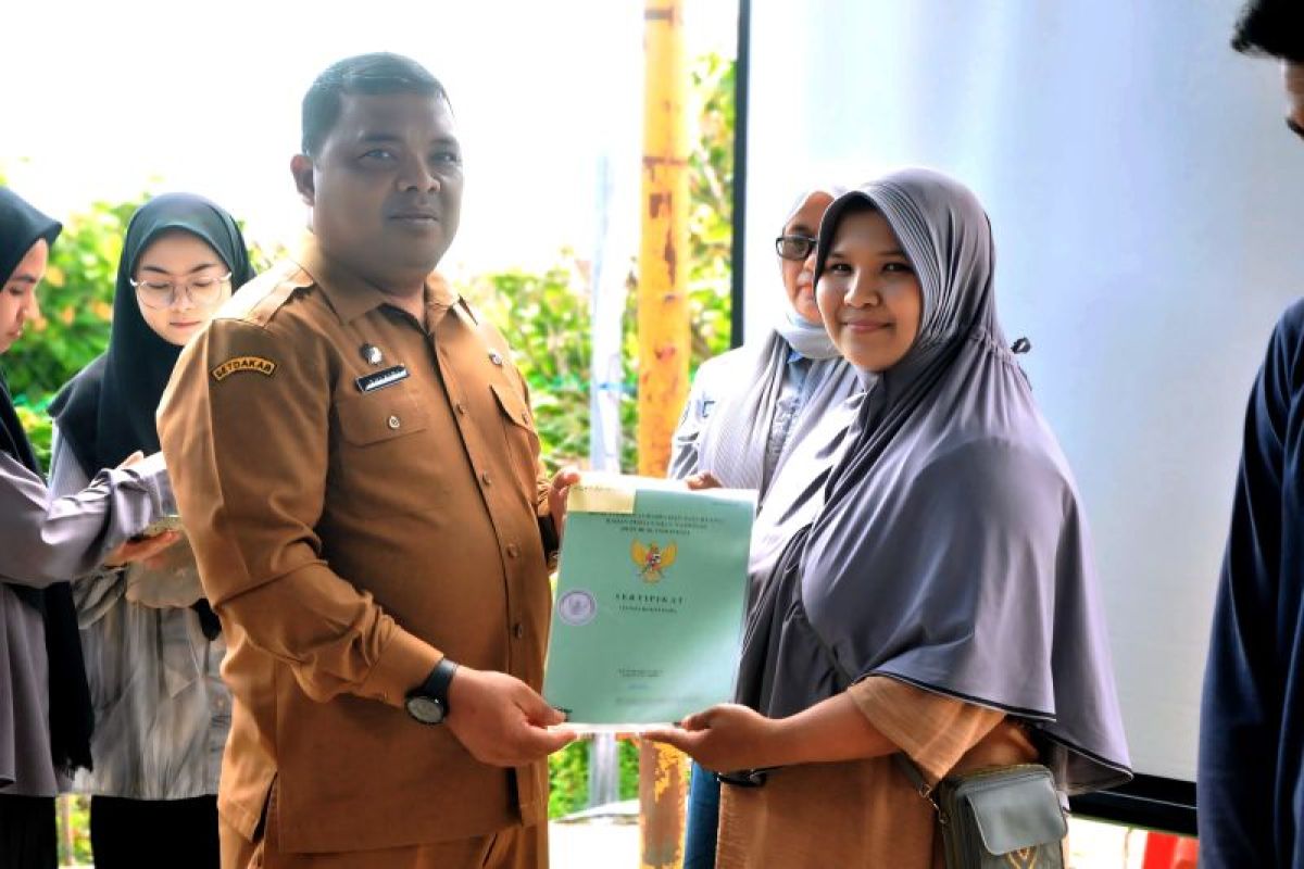 Pemkab Aceh Besar serahkan 60 sertifikat retribusi tanah