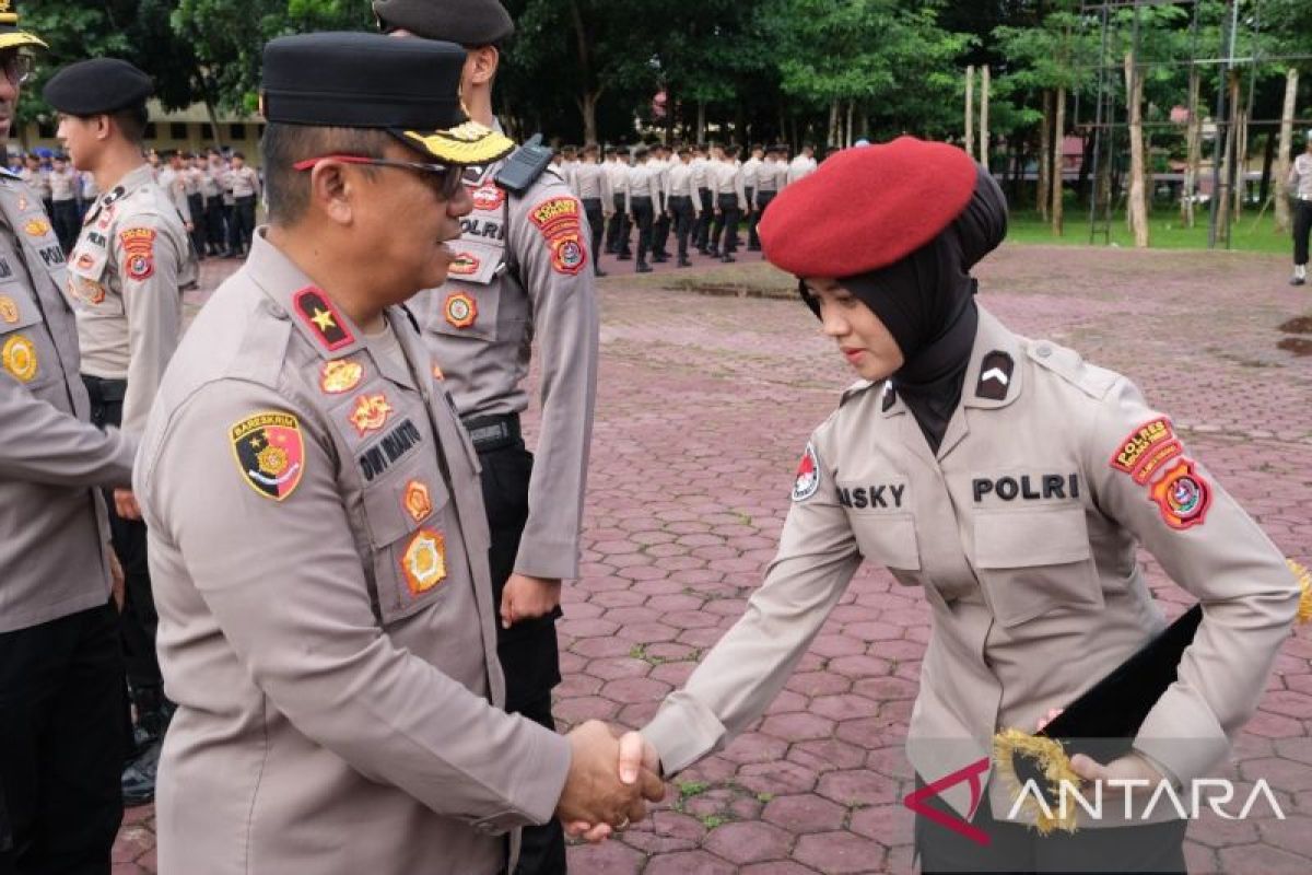 Wakapolda Sultra beri penghargaan 42 polisi berprestasi