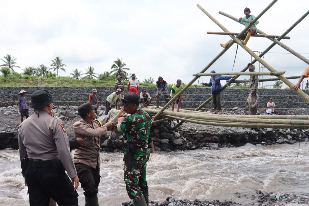 TNI-Polri bantu warga bangun jembatan darurat pascabanjir lahar Semeru