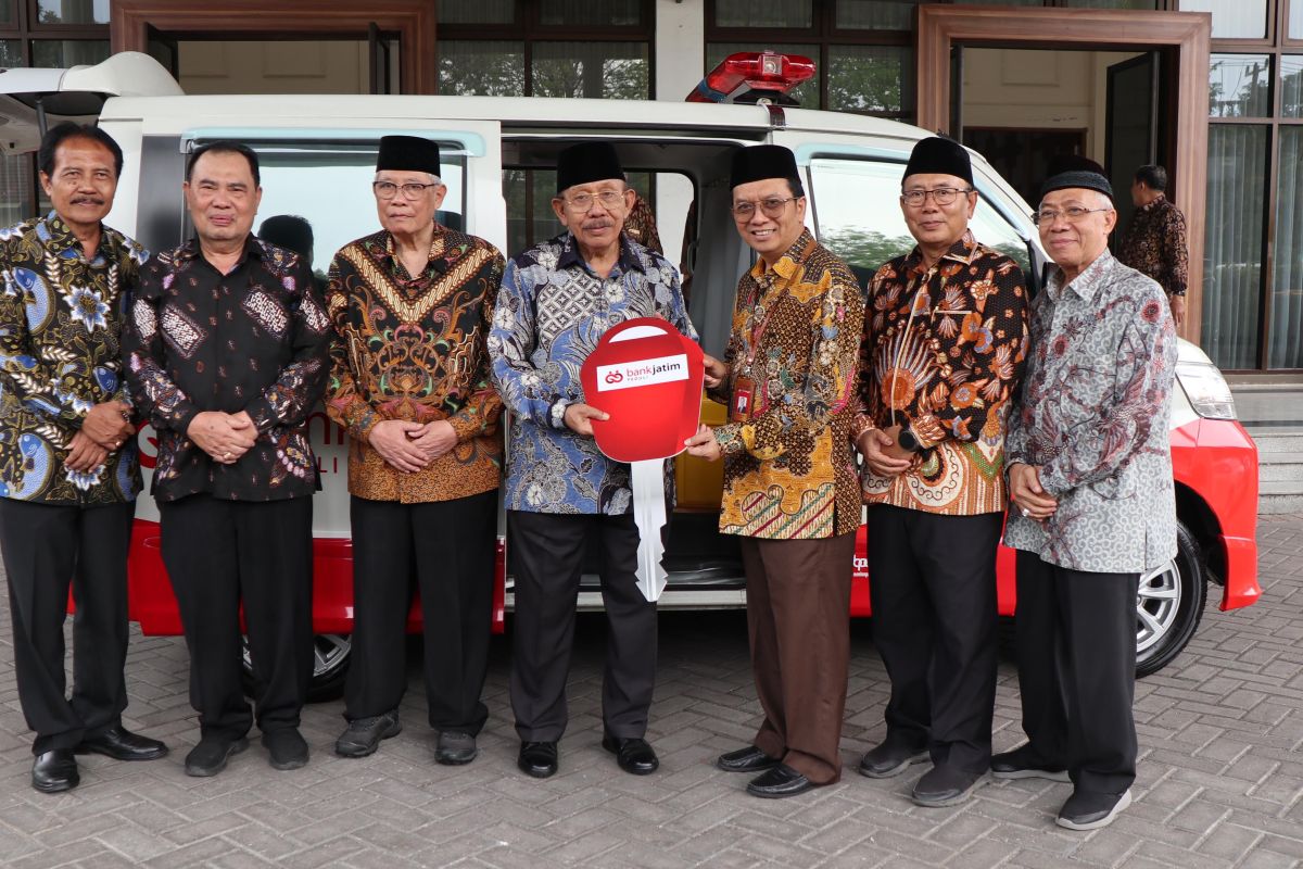 Bank Jatim serahkan ambulans tunjang pelayanan PMI