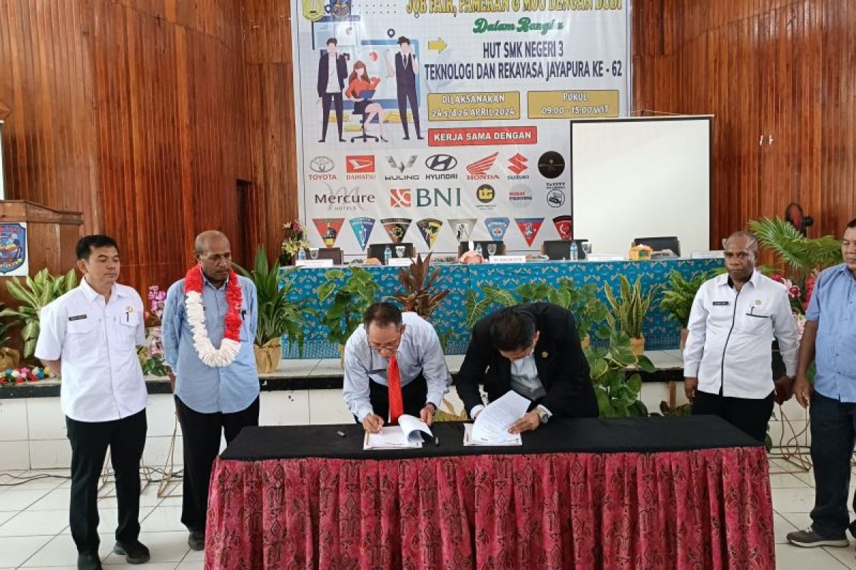 SMKN 3 Jayapura tanda tangan MoU dengan dunia usaha dan dunia industri