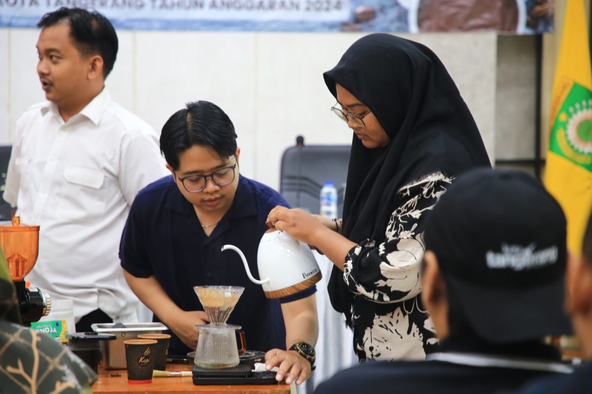 Warga Neglasari Kota Tangerang diberikan pelatihan barista