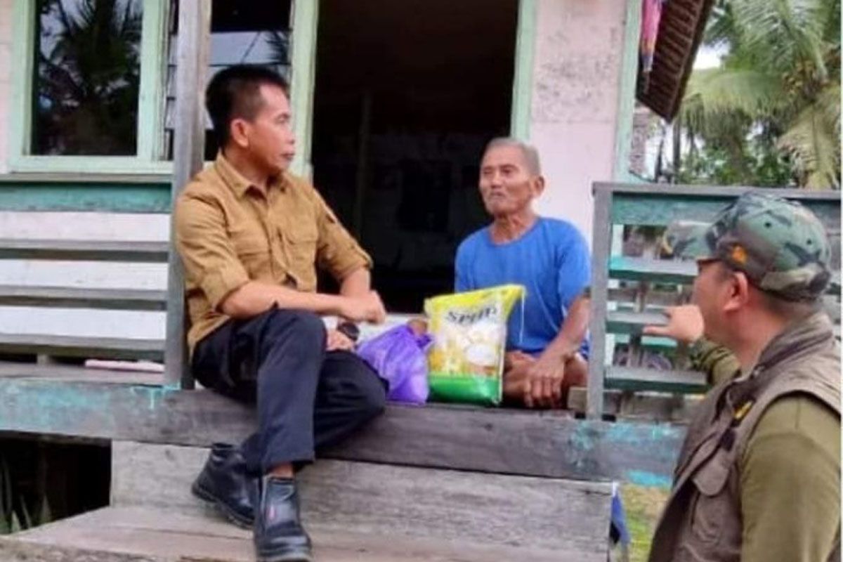 Pj Bupati Mura bagikan sembako untuk daerah terdampak banjir
