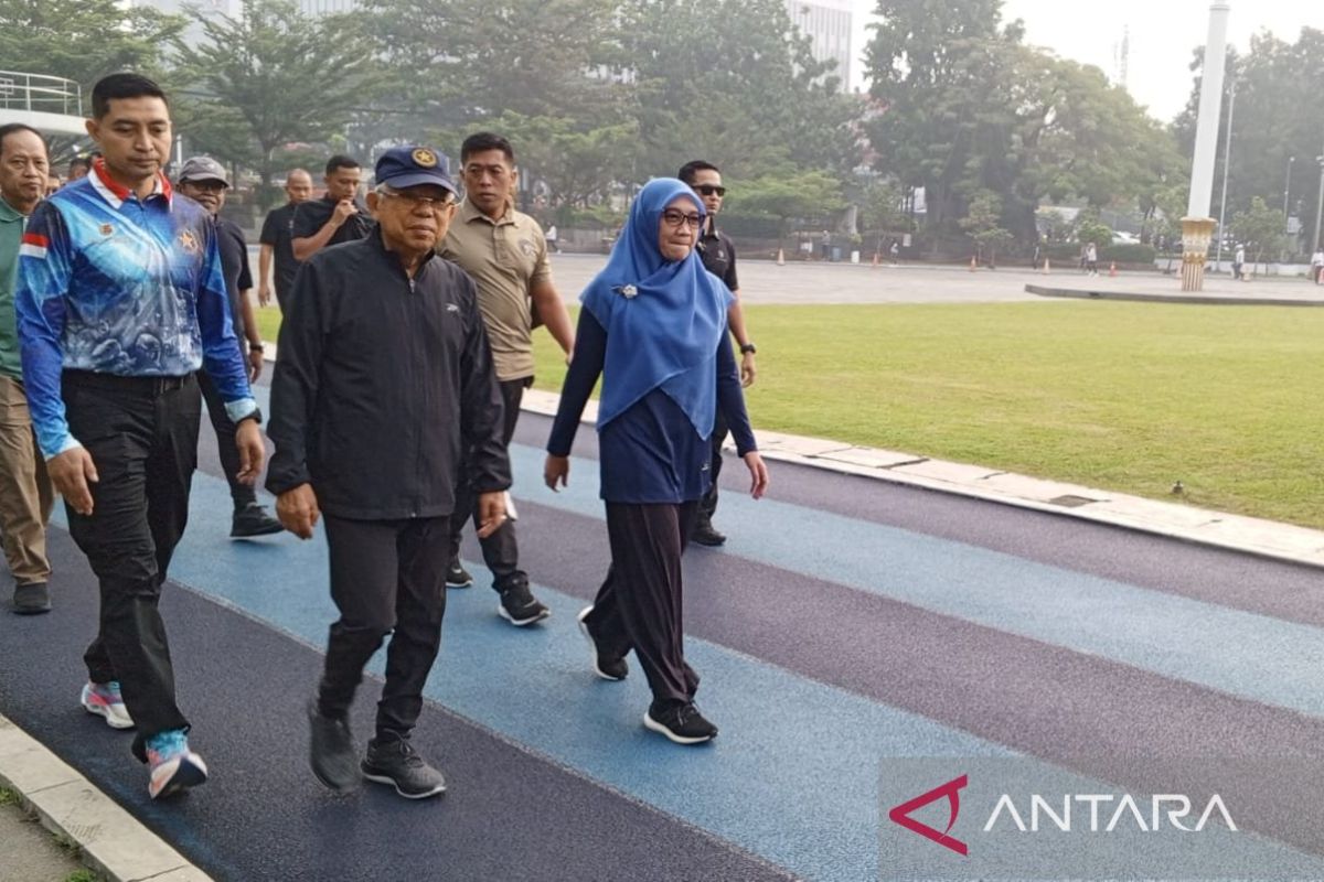 Wapres Ma'ruf sempatkan jalan pagi di Lapangan Gasibu Bandung
