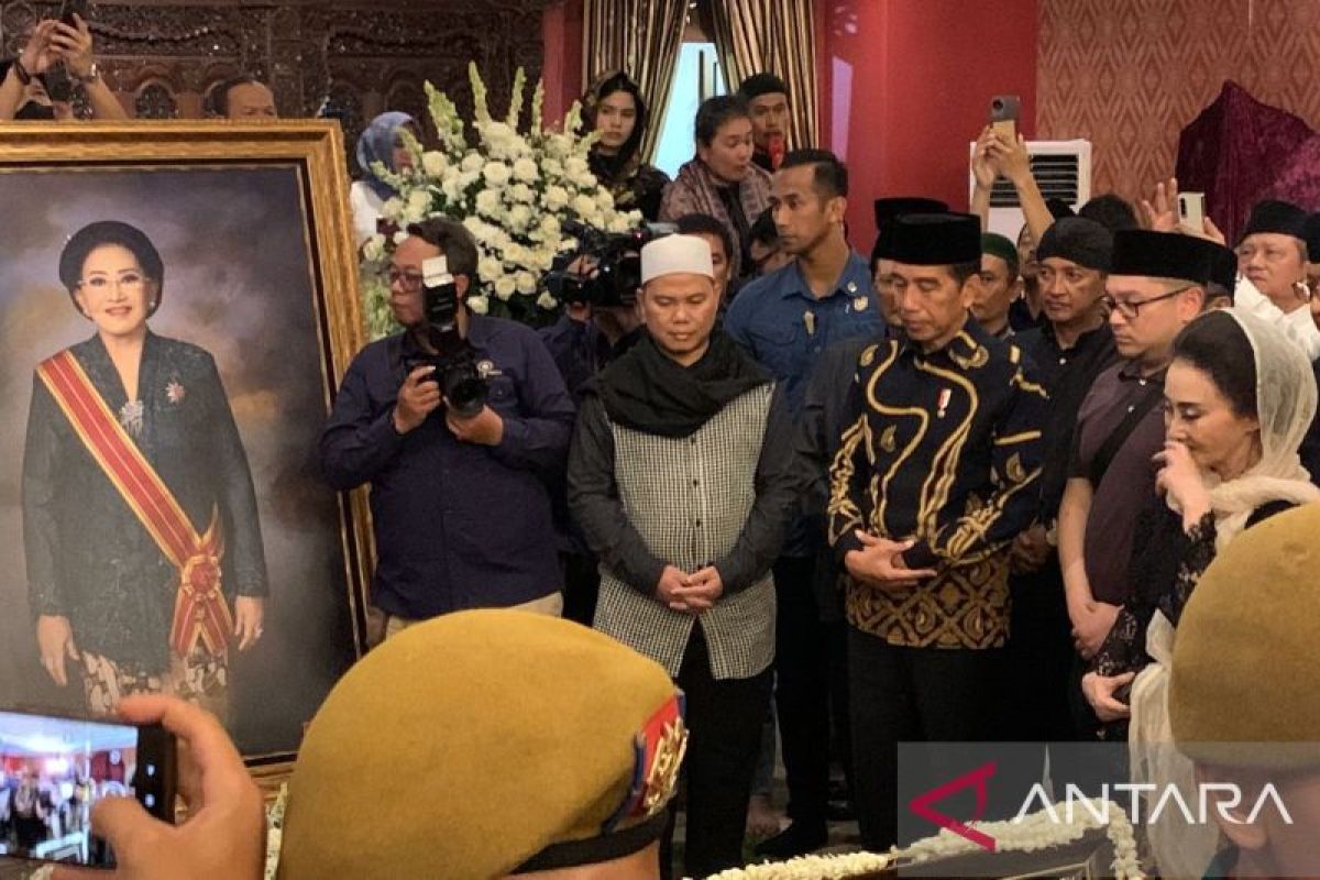 Presiden Joko Widodo shalatkan jenazah Mooryati Soedibyo di rumah duka