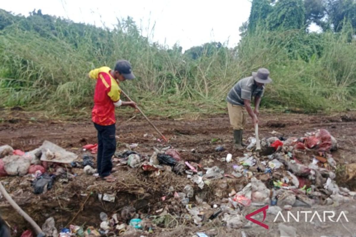 DLH Bangka Selatan angkut 12 ton sampah dari TPA liar