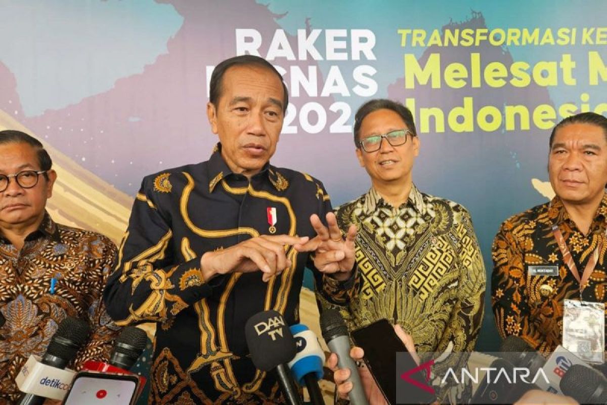 Presiden Jokowi tersenyum saat respons pernyataan dirinya bukan kader PDIP