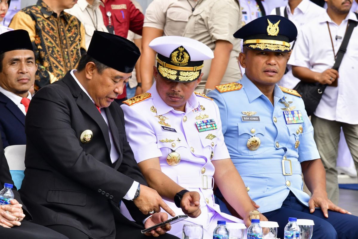Pj Gubernur Sulsel serahkan penghargaan Lantamal VI Makassar