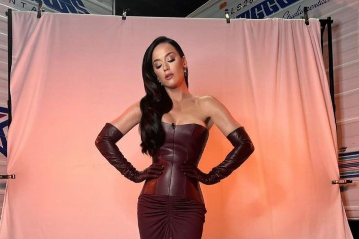 Katy Perry menunjukkan perannya dengan menirukan lirik lagu "Espresso"