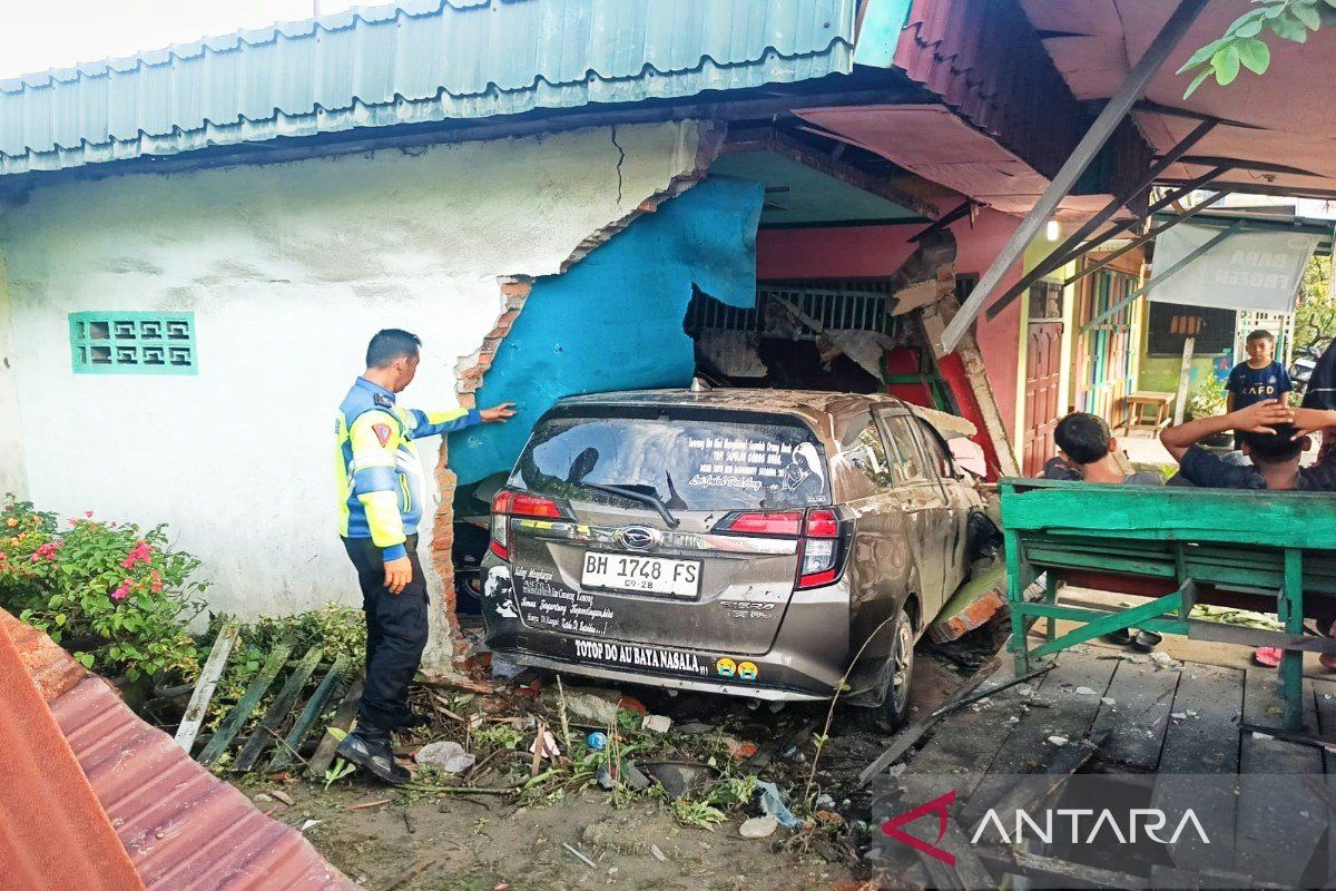 Mobil tabrak rumah di Mandailing Natal, satu orang luka-luka