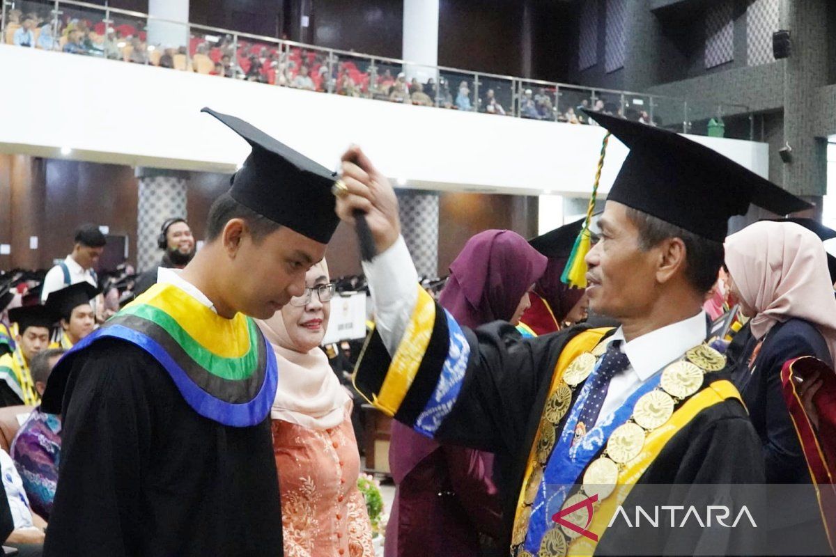 Dua wisudawan ULM raih nilai cum laude pada wisuda ke-118