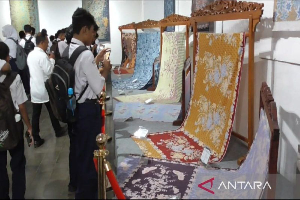 Wisatawan Museum Batik Pekalongan, Jateng, dilatih cara membatik