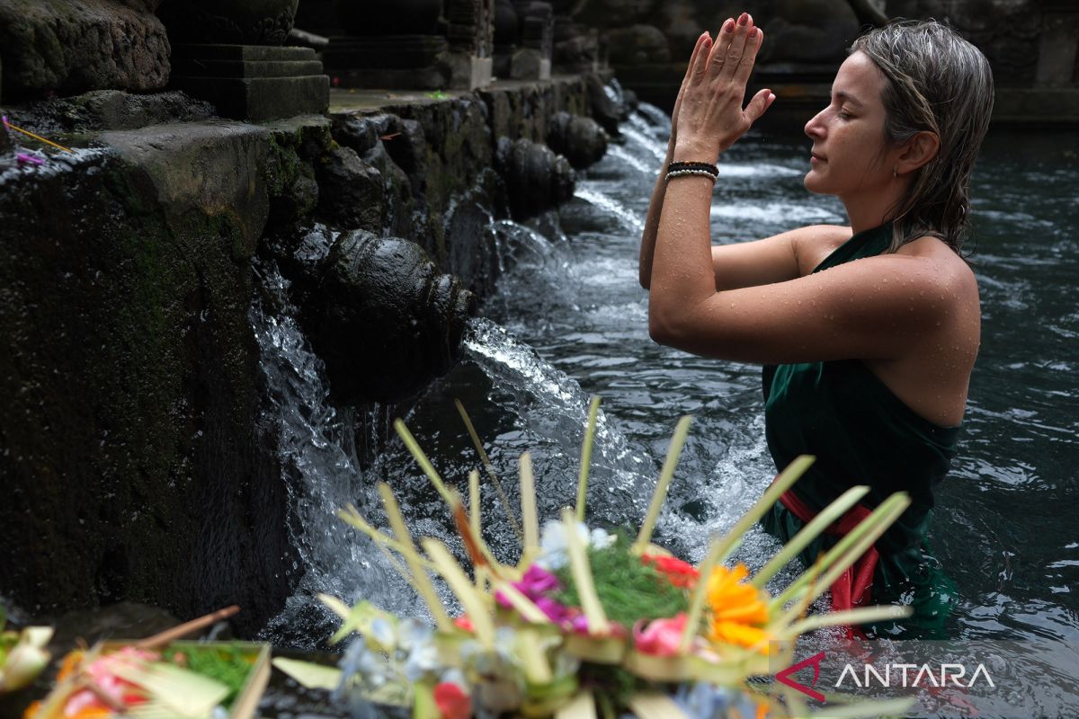 Wisatawan mancanegara melakukan ritual melukat di Bali