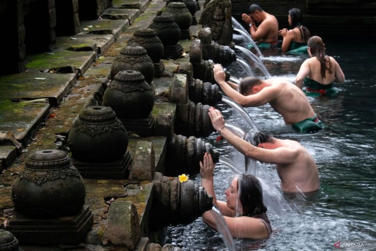 Pembersihan diri dan memuliakan air di Bali melalui ritual Melukat