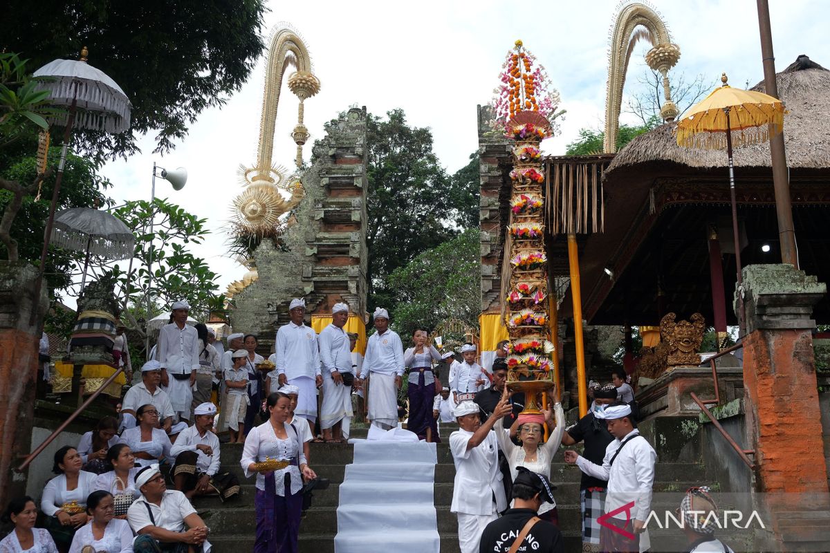 Ritual Menjunjung Pajegan di Bali