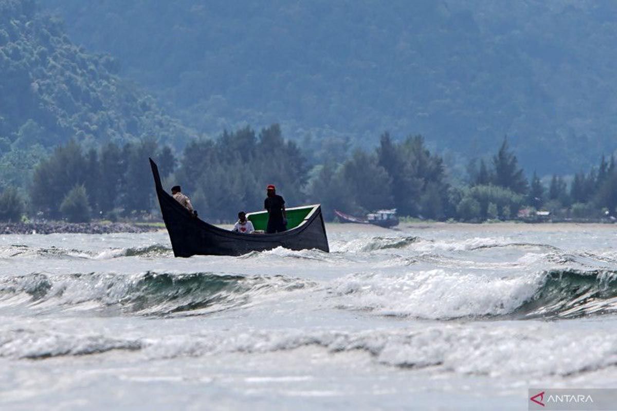 Kapal terbalik dan karam di Krueng Aceh, dua nelayan selamat