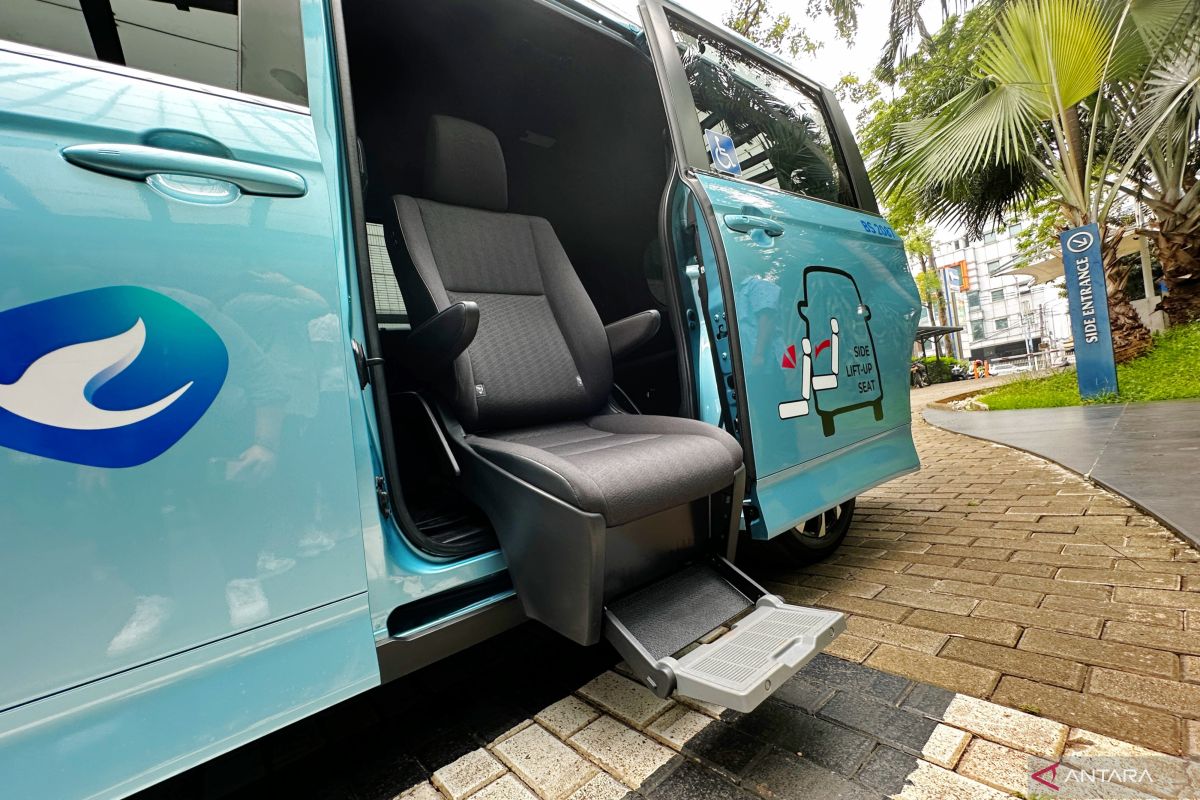 Bluebird Lifecare Taxi beri layanan baru dengan kursi otomatis khusus