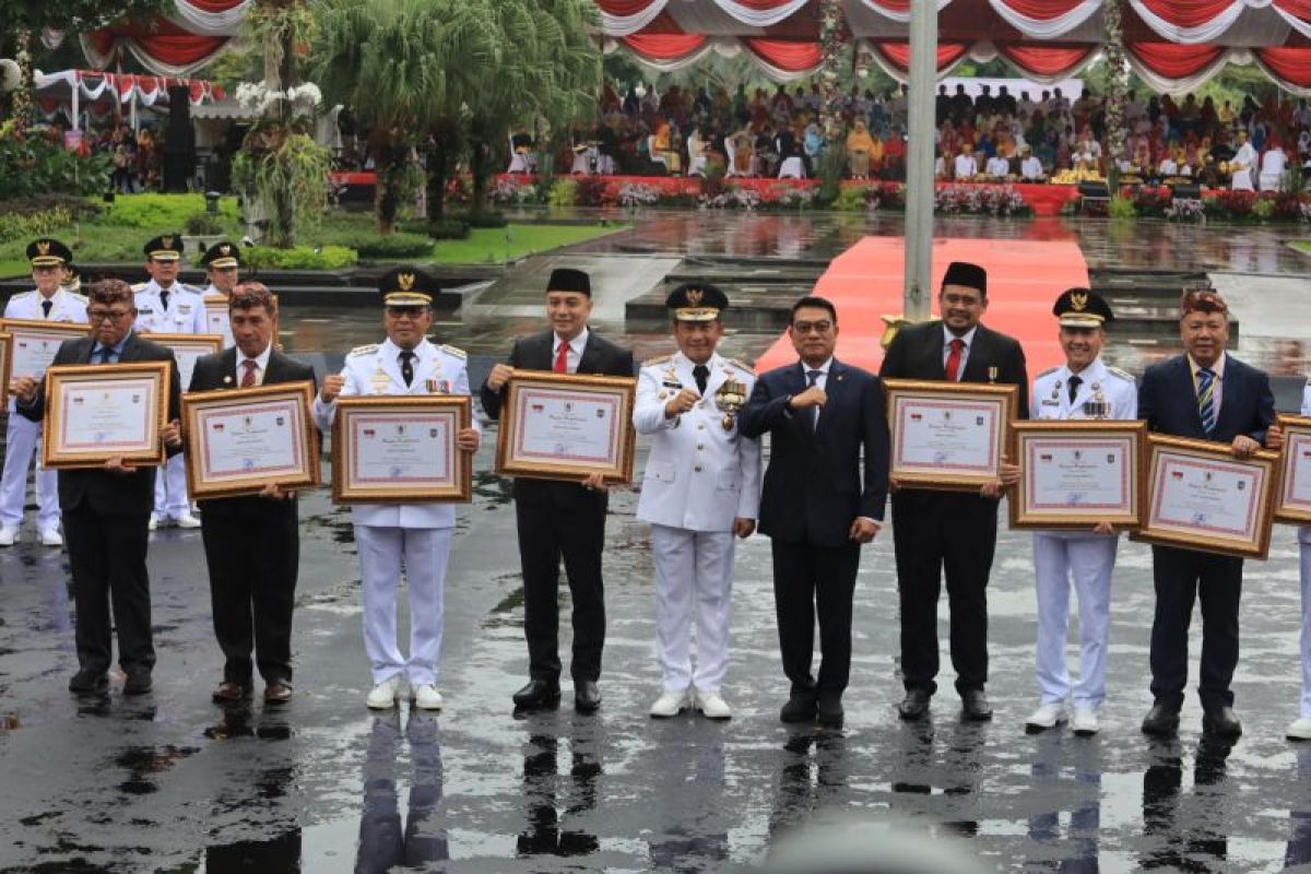 Pemkot Surabaya terima penghargaan saat Hari Otoda XXVIII dari Kemendagri