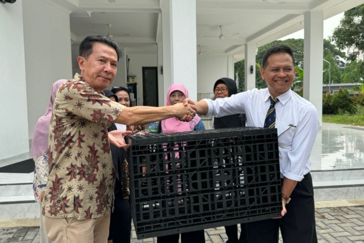 Masjid At Tabbayun dapat sumbangan dua sumur resapan dari Universitas Mercu Buana