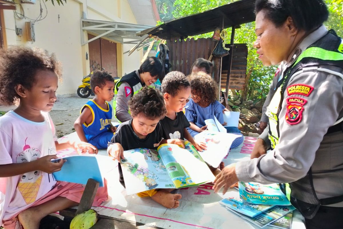 Lantas Polresta Jayapura Kota ajarkan anak-anak baca