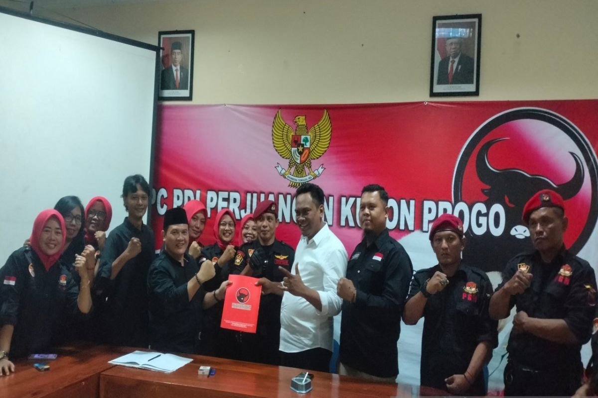 Ketua Ormas PGN mengambil formulir pendaftaran cabup di PDIP Kulon Progo