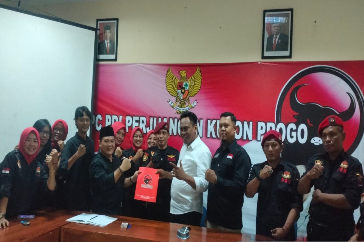 Ketua Ormas PGN ambil formulir pendaftaran cabup di PDIP Kulon Progo