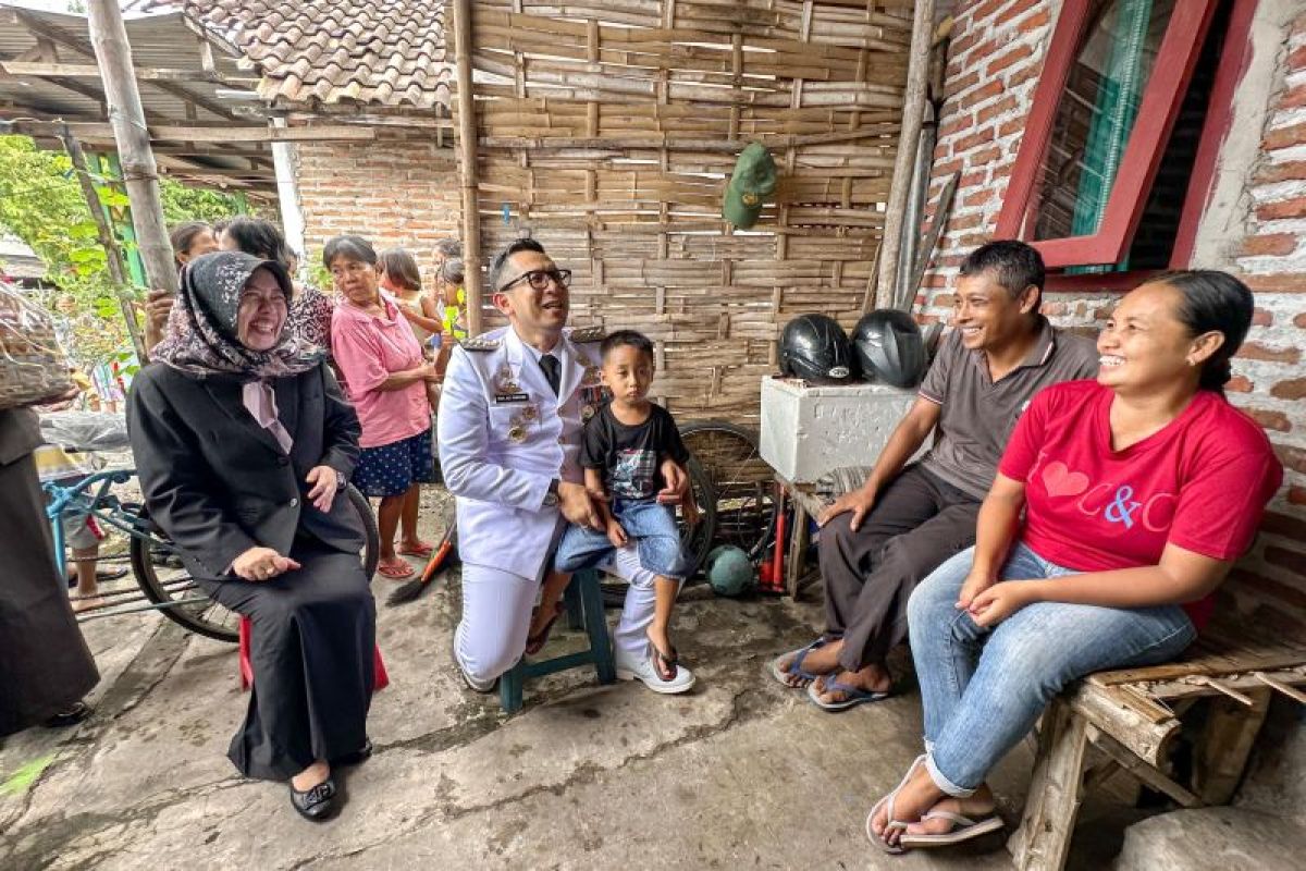 Pj Wali Kota Mojokerto salurkan bantuan ke balita stunting di Hari Otoda