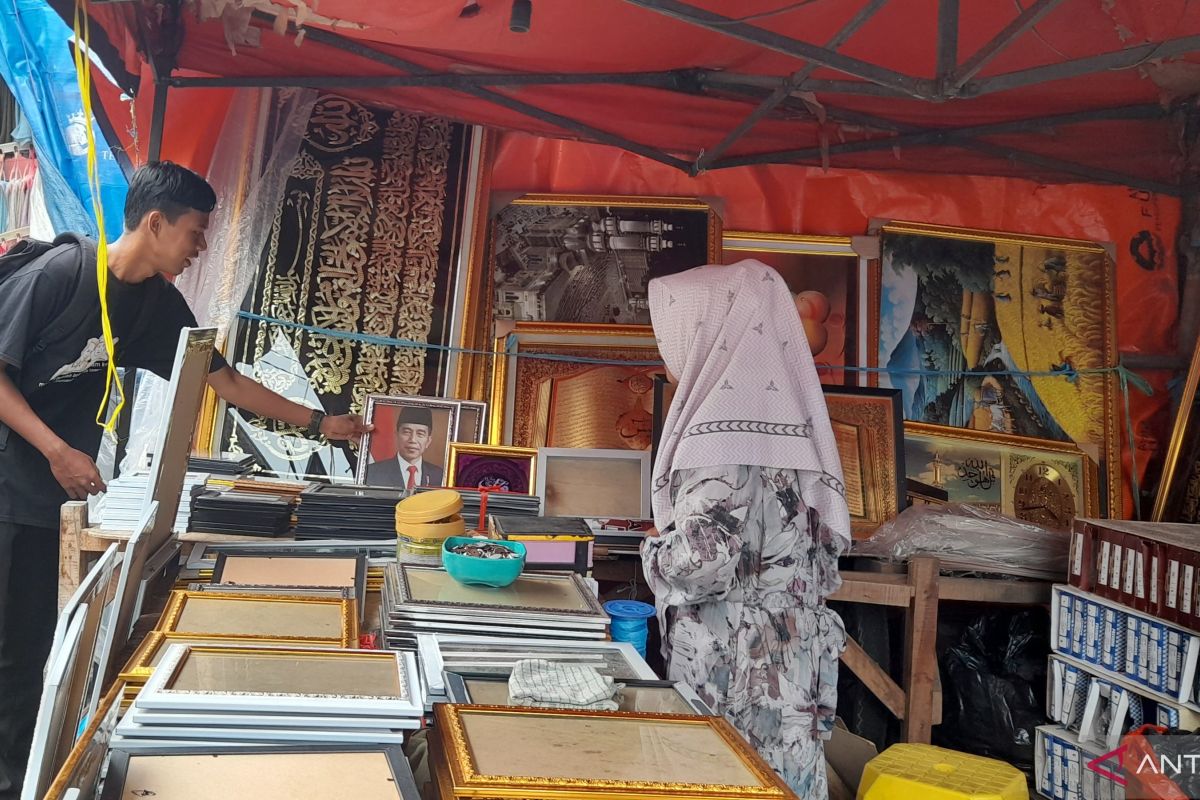 Penjual bingkai foto Prabowo-Gibran di Serang mulai banjir pesanan