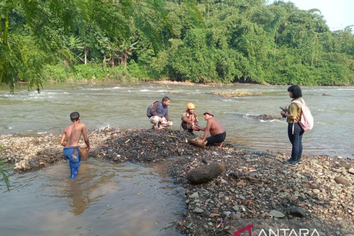 DLH sampaikan hasil uji lab Sungai Ciliwung berbusa ke Polresta Bogor