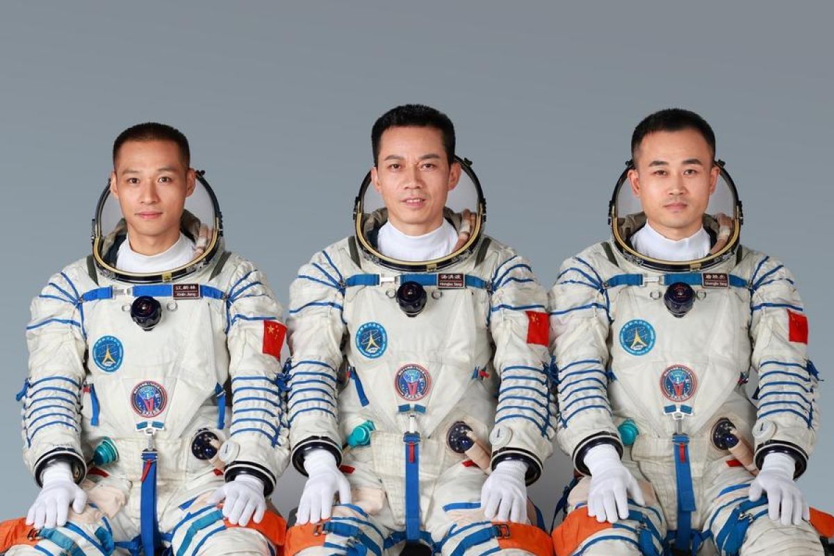 Tiga astronot China sapa publik dari luar angkasa di peringatan Hari Antariksa