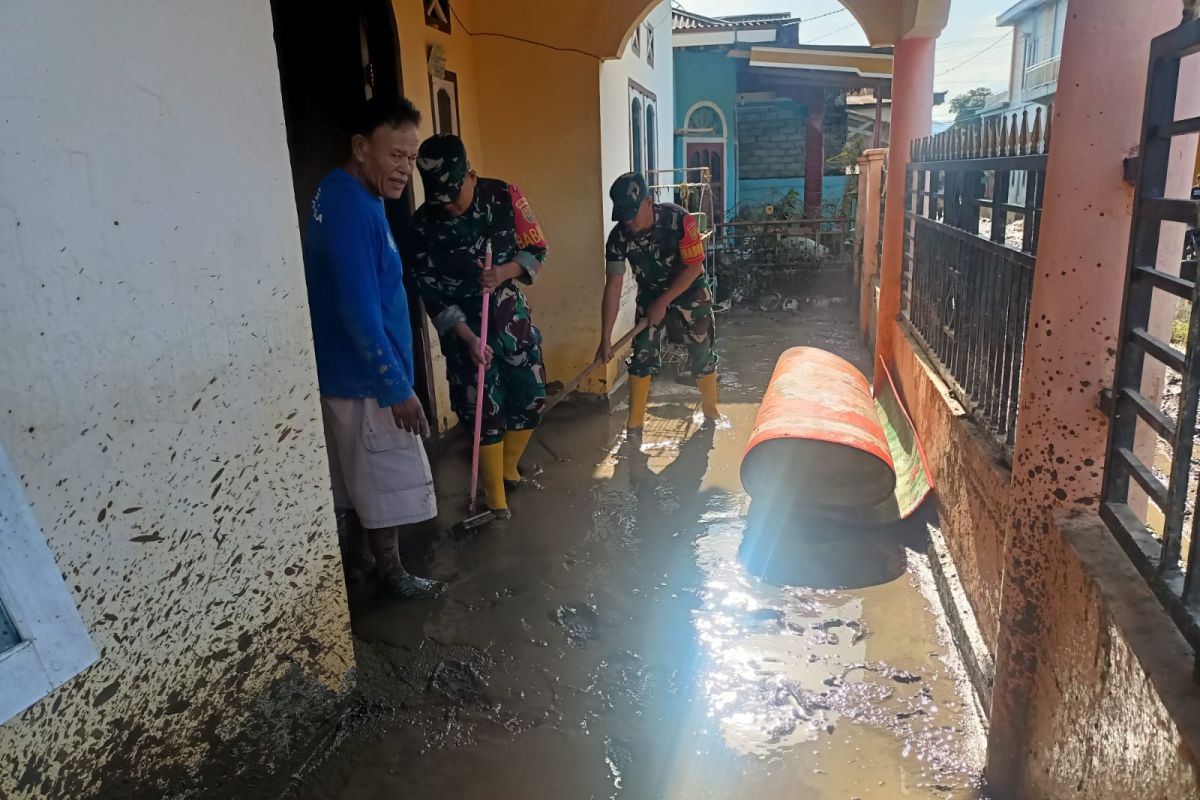 Prajurit TNI bersihkan lumpur rumah korban banjir Kerinci Jambi