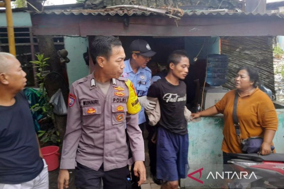 Polisi evakuasi ODGJ yang hendak lukai keluarganya di Cengkareng