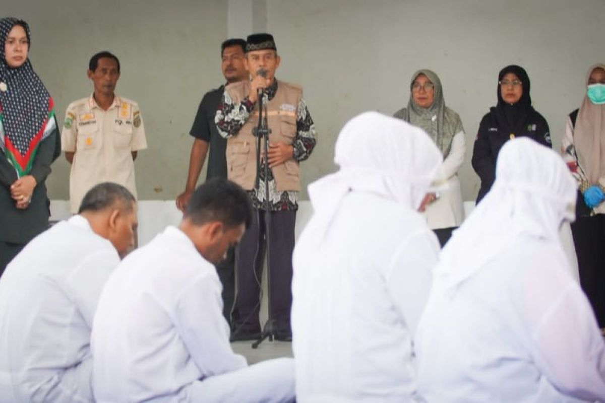 Akibat bermesraan, dua pasangan di Banda Aceh dihukum cambuk