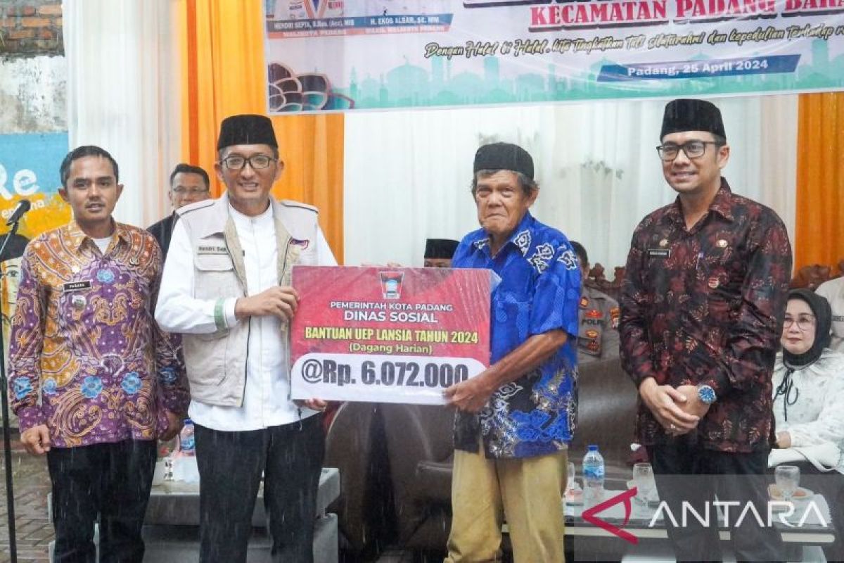 Halal Bihalal Kecamatan Padang Barat, Hendri Septa Serahkan Bantuan UEP