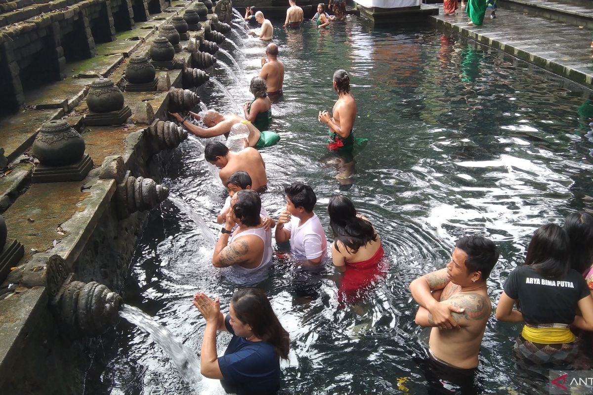Melukat, ritual pembersihan diri dan memuliakan air di Bali