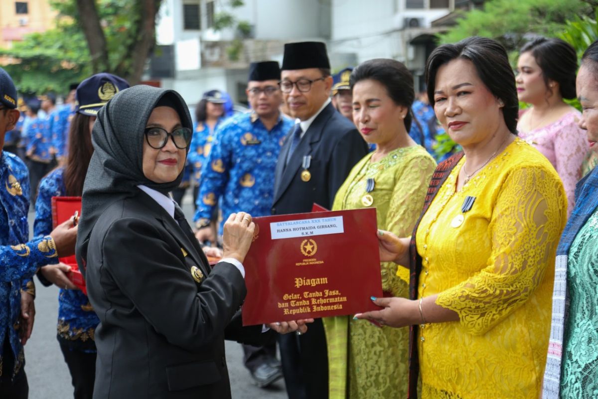 42 ASN Pemkot Pematangsiantar terima penghargaan Satyalancana Karya Satya