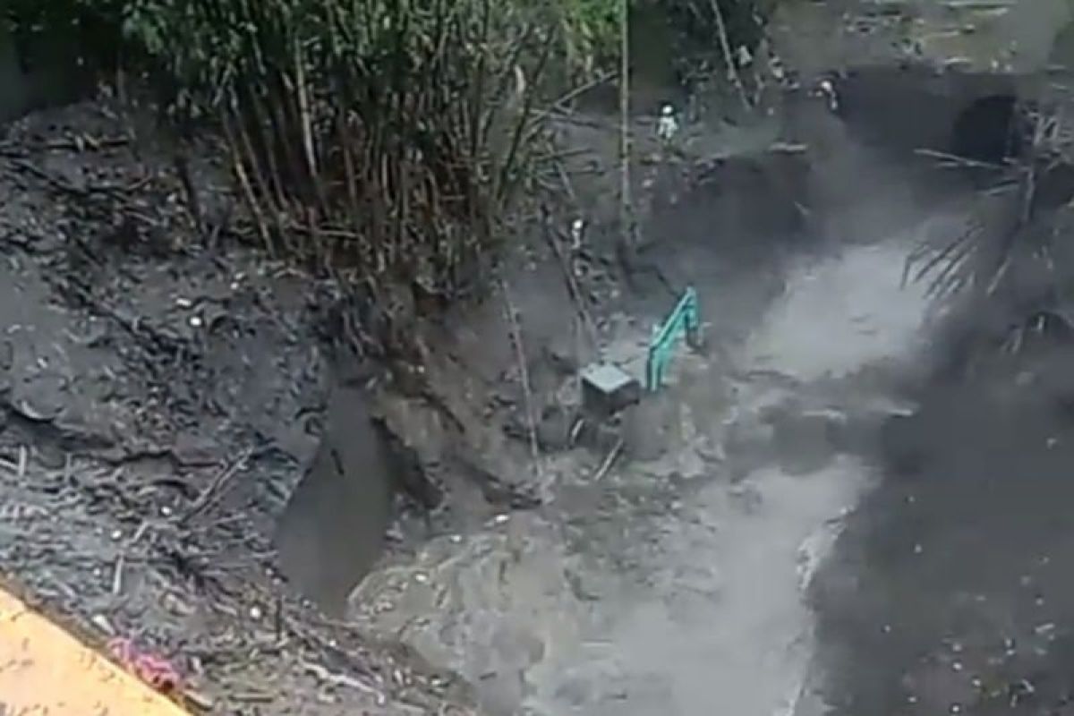 Operator alat berat pekerja jembatan kelok hantu di Tanah Datar hanyut terseret arus