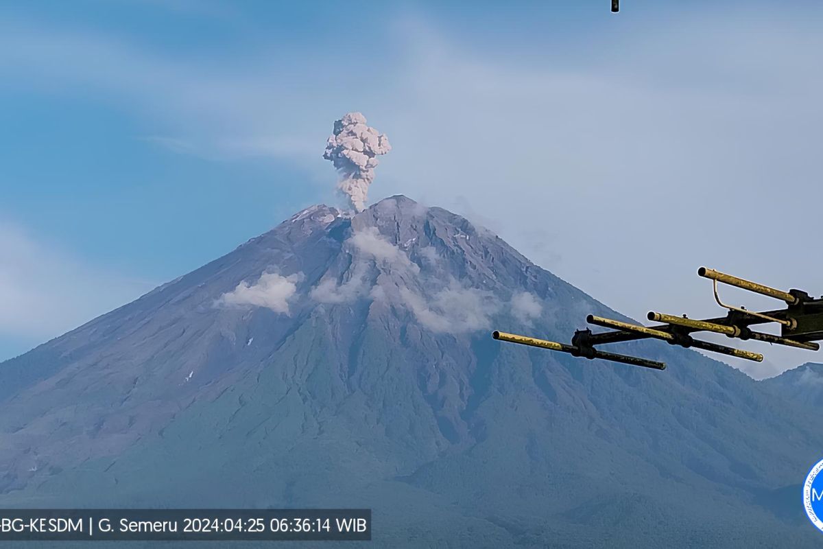 Gunung Semeru erupsi empat kali melontarkan abu hingga 1.000 meter